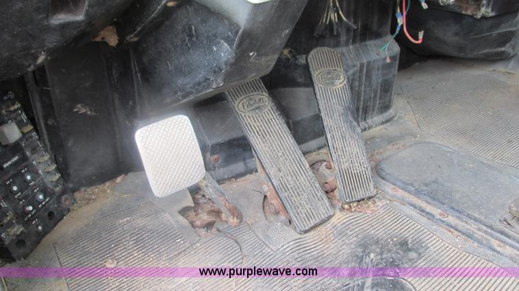 image for item I3002 1989 Peterbilt 375 semi truck