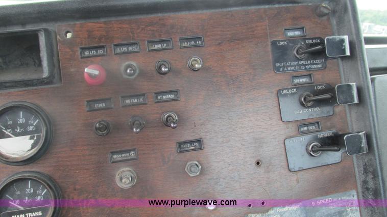 image for item I3002 1989 Peterbilt 375 semi truck