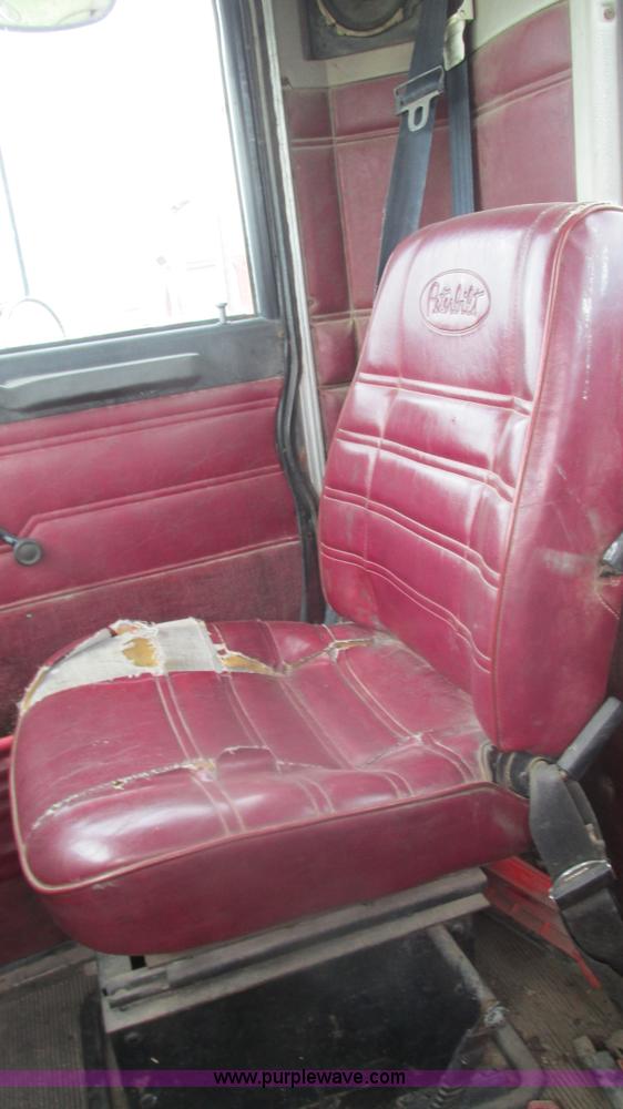 image for item I3002 1989 Peterbilt 375 semi truck