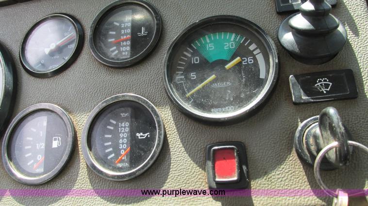 image for item I3005 1993 Mack B4900 fuel truck