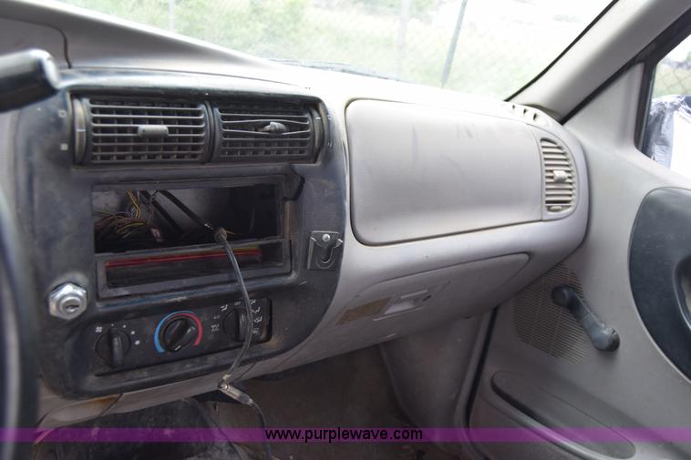 image for item J6628 1995 Mazda B4000 pickup truck