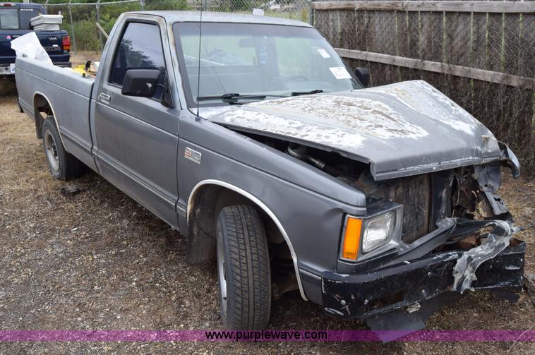 image for item J6629 1986 Chevrolet S10 pickup truck