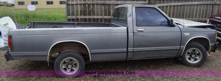 image for item J6629 1986 Chevrolet S10 pickup truck
