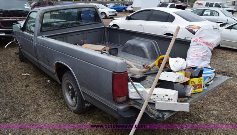 image for item J6629 1986 Chevrolet S10 pickup truck