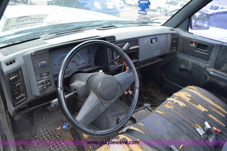 image for item J6629 1986 Chevrolet S10 pickup truck