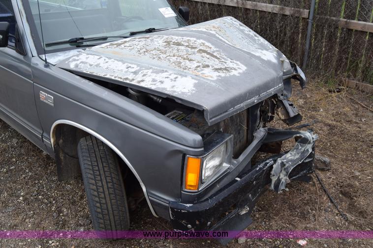 image for item J6629 1986 Chevrolet S10 pickup truck