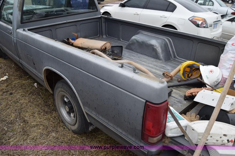 image for item J6629 1986 Chevrolet S10 pickup truck