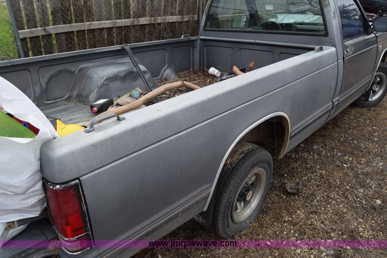 image for item J6629 1986 Chevrolet S10 pickup truck
