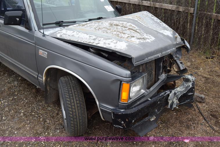 image for item J6629 1986 Chevrolet S10 pickup truck