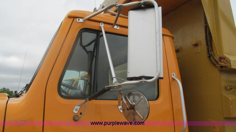 image for item J8511 2000 International 4900 dump truck