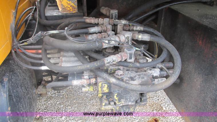 image for item J8511 2000 International 4900 dump truck