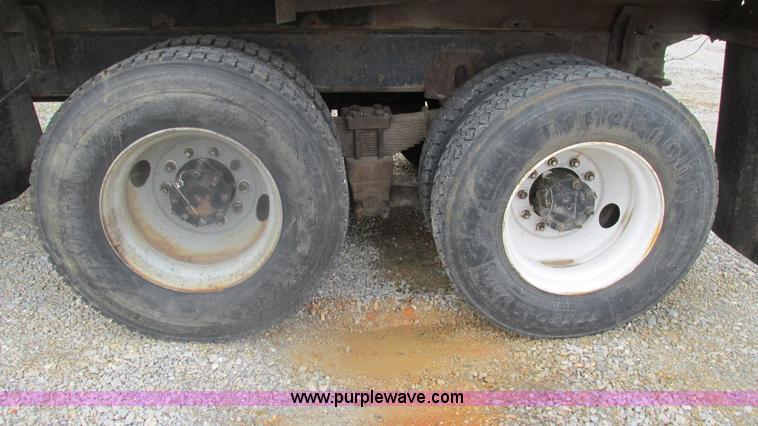 image for item J8511 2000 International 4900 dump truck