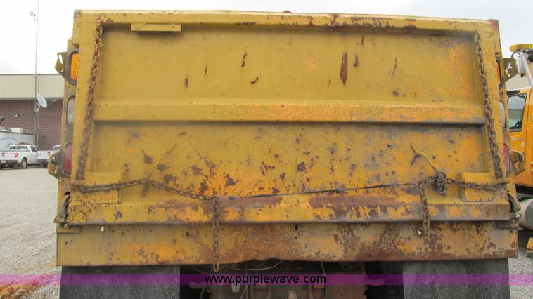 image for item J8511 2000 International 4900 dump truck