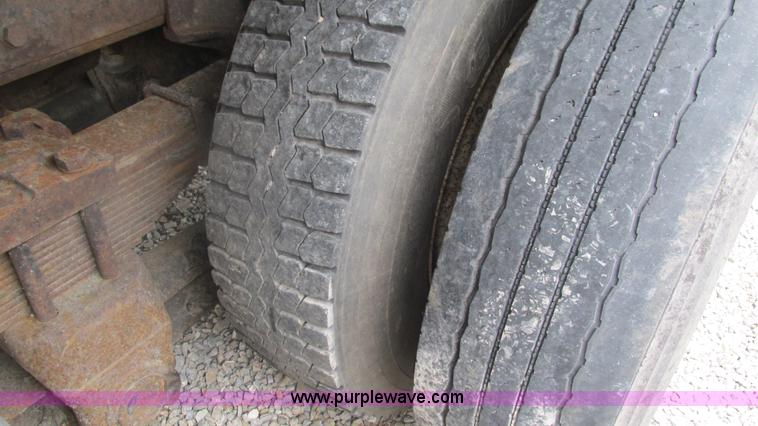 image for item J8511 2000 International 4900 dump truck