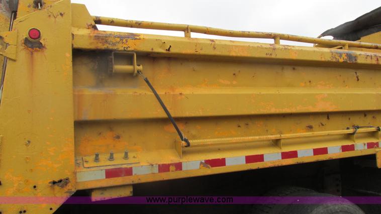 image for item J8511 2000 International 4900 dump truck