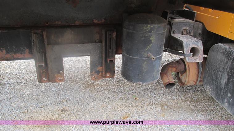 image for item J8511 2000 International 4900 dump truck