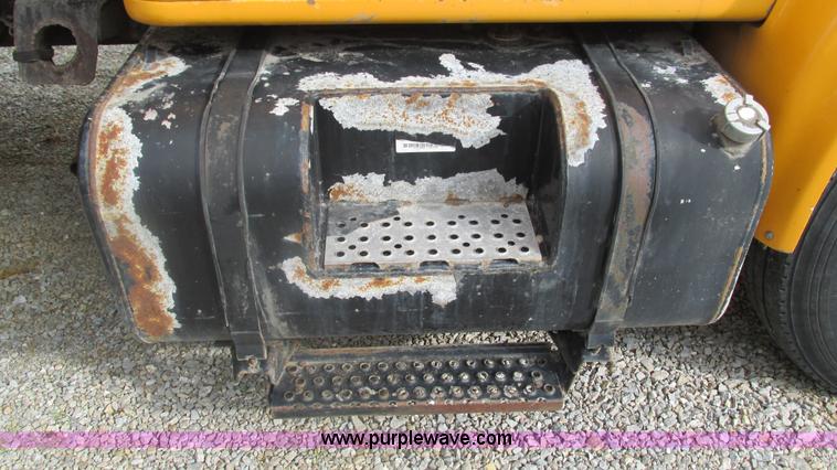 image for item J8511 2000 International 4900 dump truck
