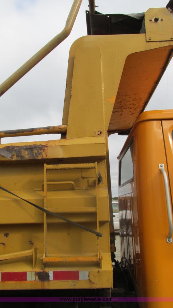 image for item J8511 2000 International 4900 dump truck