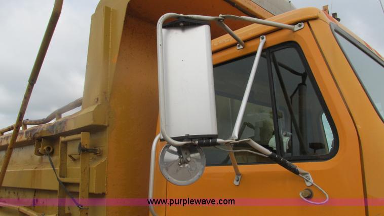 image for item J8511 2000 International 4900 dump truck