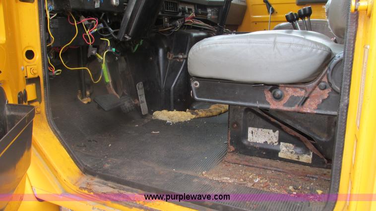 image for item J8511 2000 International 4900 dump truck