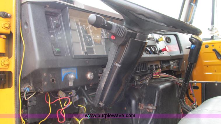 image for item J8511 2000 International 4900 dump truck