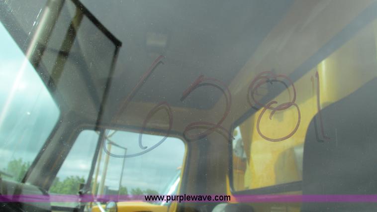 image for item J8511 2000 International 4900 dump truck