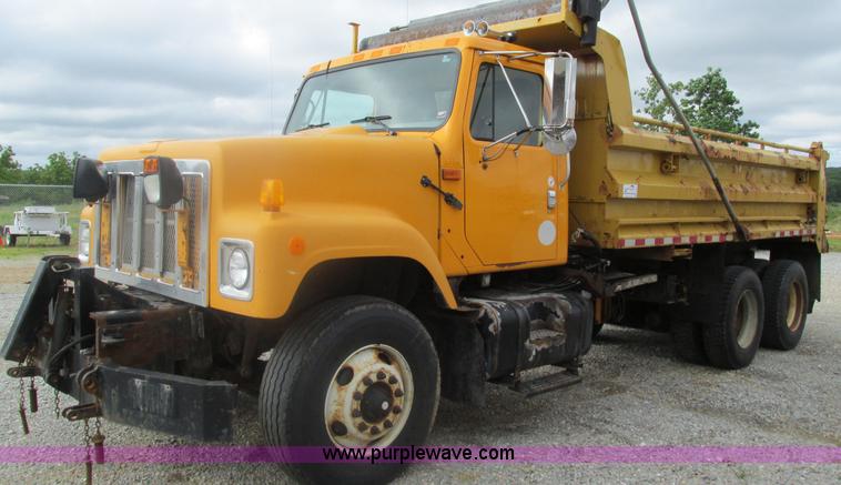 image for item J8513 2002 International 2554 dump truck