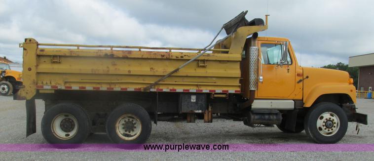 image for item J8513 2002 International 2554 dump truck