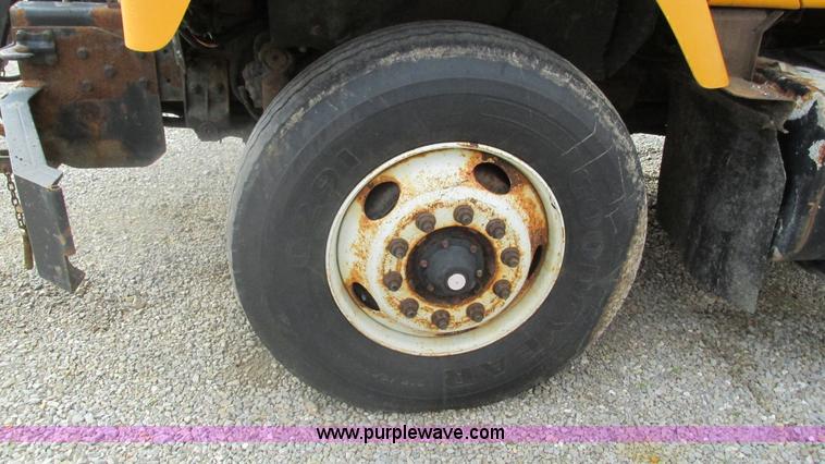 image for item J8513 2002 International 2554 dump truck