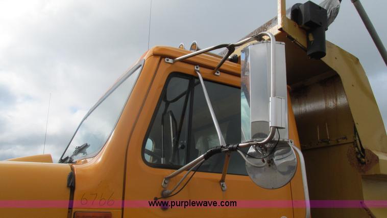 image for item J8513 2002 International 2554 dump truck