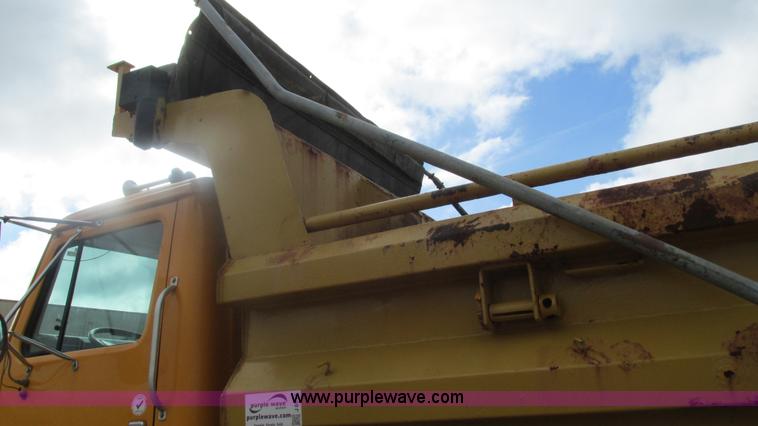 image for item J8513 2002 International 2554 dump truck