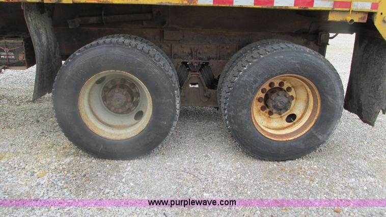 image for item J8513 2002 International 2554 dump truck