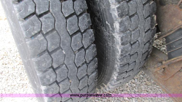 image for item J8513 2002 International 2554 dump truck