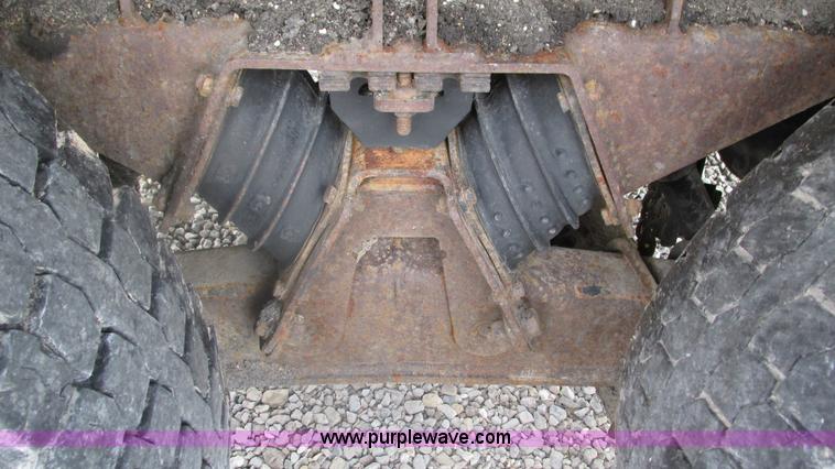 image for item J8513 2002 International 2554 dump truck