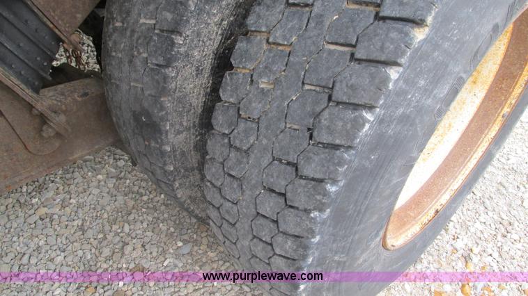 image for item J8513 2002 International 2554 dump truck