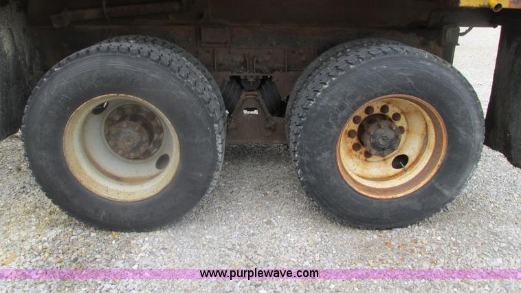 image for item J8513 2002 International 2554 dump truck