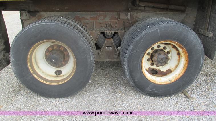 image for item J8513 2002 International 2554 dump truck