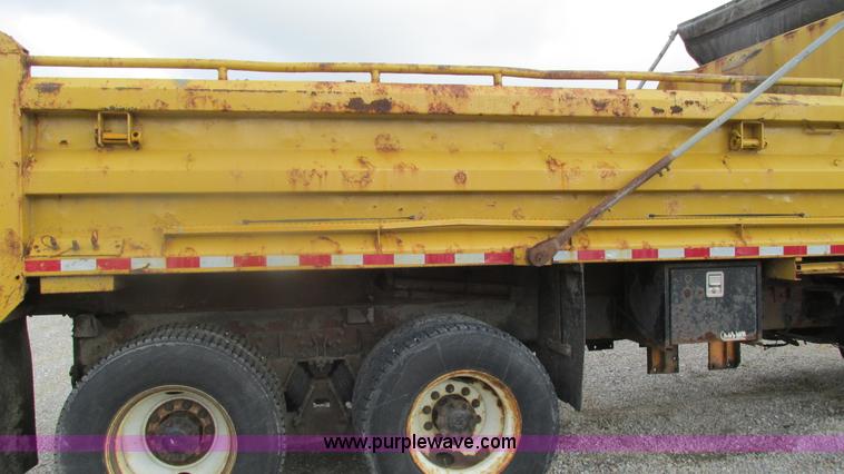 image for item J8513 2002 International 2554 dump truck