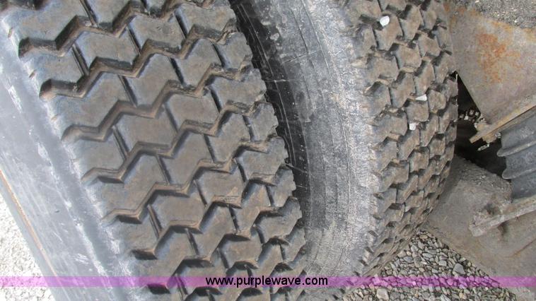 image for item J8513 2002 International 2554 dump truck