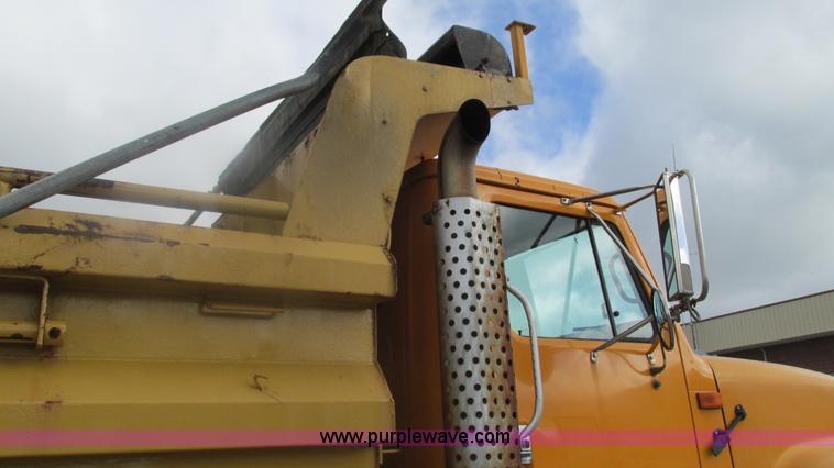 image for item J8513 2002 International 2554 dump truck
