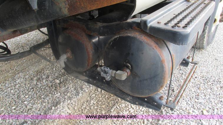 image for item J8513 2002 International 2554 dump truck