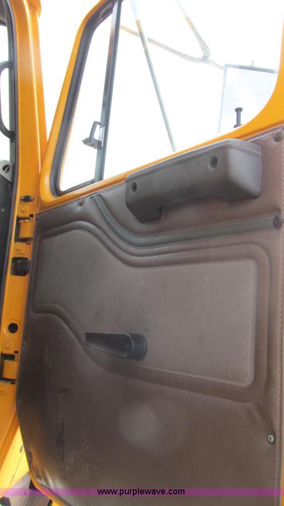 image for item J8513 2002 International 2554 dump truck