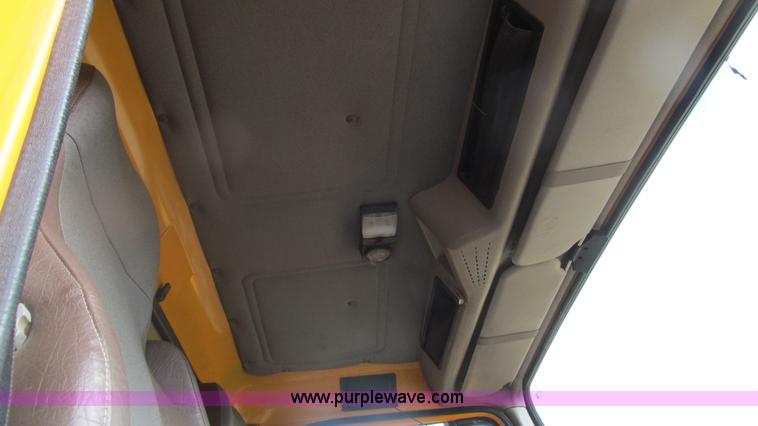 image for item J8513 2002 International 2554 dump truck