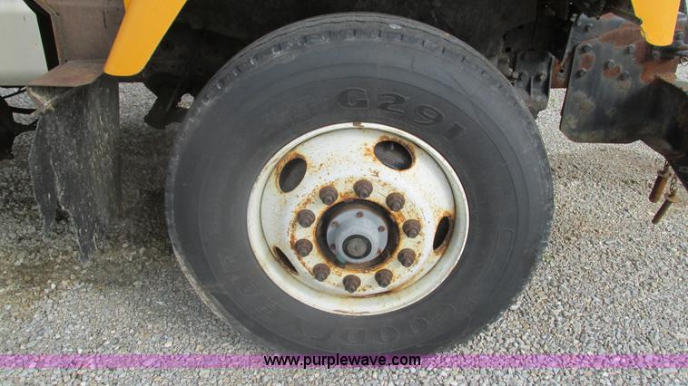 image for item J8513 2002 International 2554 dump truck