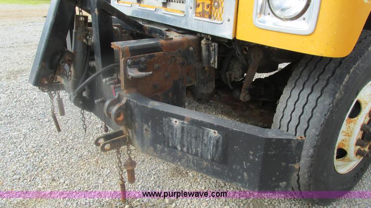 image for item J8513 2002 International 2554 dump truck