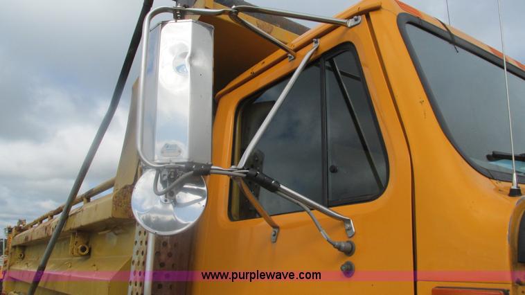 image for item J8513 2002 International 2554 dump truck