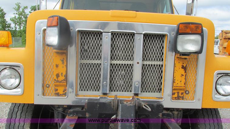 image for item J8513 2002 International 2554 dump truck