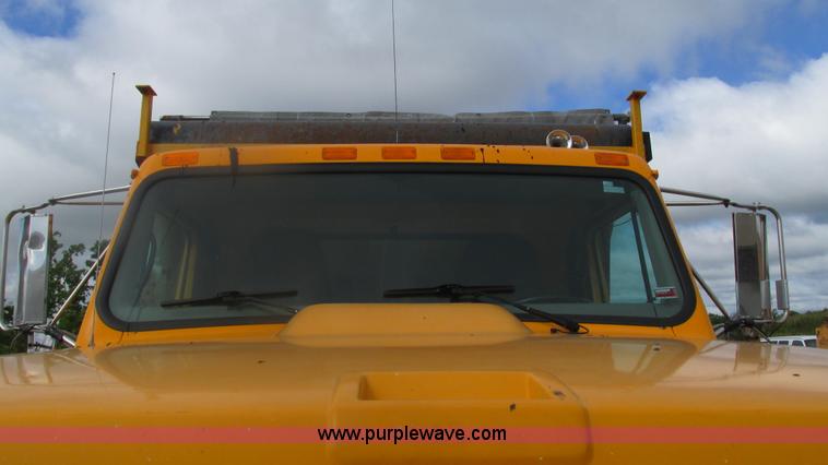 image for item J8513 2002 International 2554 dump truck