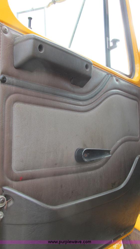 image for item J8513 2002 International 2554 dump truck