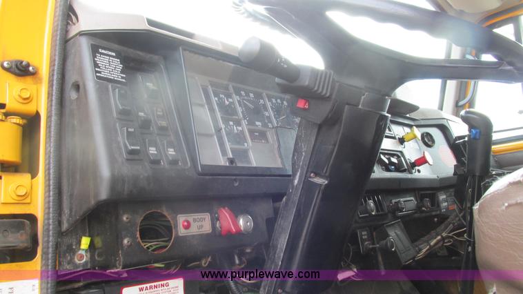 image for item J8513 2002 International 2554 dump truck